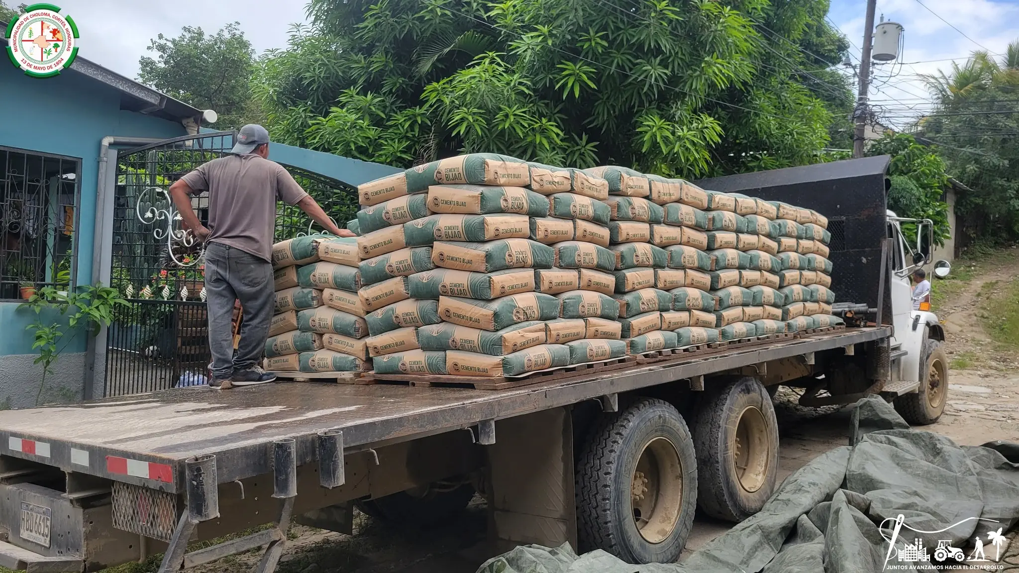 Entrega de materiales para la pavimentación del pasaje Vecinos Unidos en la colonia  Edilberto Solano | Municipalidad de Choloma